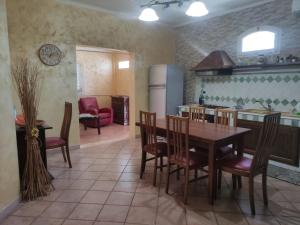 eine Küche und ein Esszimmer mit einem Tisch und Stühlen in der Unterkunft Dimora Guaceto in Brindisi