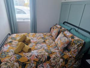 a bed with two teddy bears on it in a bedroom at Chalet Ty Lilli Wen -Sleep 6- Pet friendly in Kidwelly
