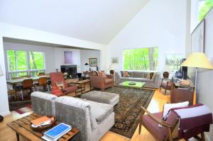 Posezení v ubytování Black Forest - Wifi, Pet Friendly, Grill, Deck, Screen Porch, Family Friendly, Fireplace, Pool Access, Hiking