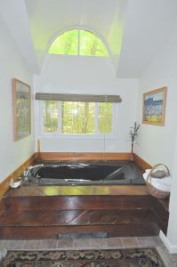 Fotografie z fotogalerie ubytování Black Forest - Wifi, Pet Friendly, Grill, Deck, Screen Porch, Family Friendly, Fireplace, Pool Access, Hiking v destinaci Berkeley Springs