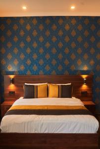 イスタンブールにあるセブン ドリームズ ホテルの青い壁のベッドルーム1室(大型ベッド1台付)