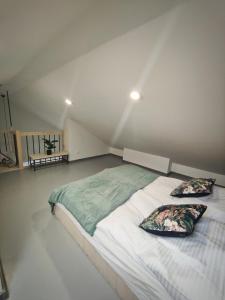 Łóżko lub łóżka w pokoju w obiekcie M&K Apartament Magiczny Las, Gdańsk - Wyspa Sobieszewska