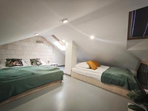 sypialnia z dwoma łóżkami w pokoju w obiekcie M&K Apartament Magiczny Las, Gdańsk - Wyspa Sobieszewska w Gdańsku