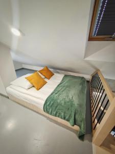 Łóżko lub łóżka w pokoju w obiekcie M&K Apartament Magiczny Las, Gdańsk - Wyspa Sobieszewska