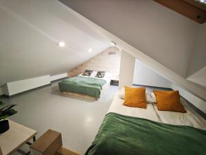 Łóżko lub łóżka w pokoju w obiekcie M&K Apartament Magiczny Las, Gdańsk - Wyspa Sobieszewska