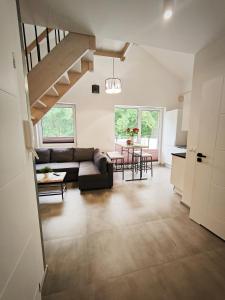 salon z kanapą i stołem w obiekcie M&K Apartament Magiczny Las, Gdańsk - Wyspa Sobieszewska w Gdańsku +23 zdjęcia