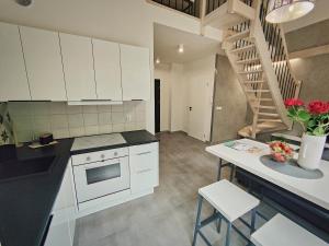 Kuchnia lub aneks kuchenny w obiekcie M&K Apartament Magiczny Las, Gdańsk - Wyspa Sobieszewska