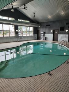 - une grande piscine dans une grande pièce dans l'établissement Rodeway Inn Fargo, à Fargo