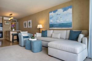 Ein Sitzbereich in der Unterkunft Oceanfront Mana Kai 2 bedroom condo