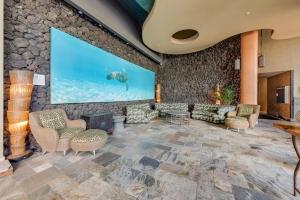 Ein Sitzbereich in der Unterkunft Oceanfront Mana Kai 2 bedroom condo