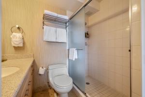Ein Badezimmer in der Unterkunft Oceanfront Mana Kai 2 bedroom condo