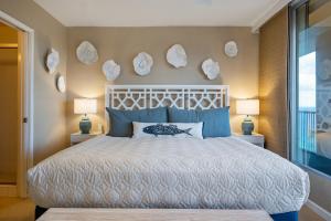 Ein Bett oder Betten in einem Zimmer der Unterkunft Oceanfront Mana Kai 2 bedroom condo