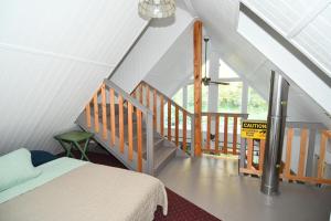 Ένα ή περισσότερα κρεβάτια σε δωμάτιο στο River Time Cabin - Riverfront, Hot Tub, Screen Porch, Fishing, Games, View, 3 King Beds