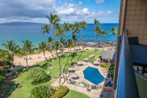 uma vista para a praia a partir da varanda de um resort em Oceanfront Mana Kai 2 bedroom condo em Wailea