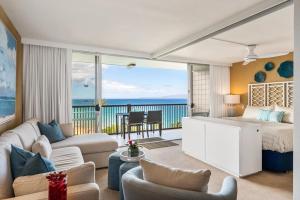 Ein Sitzbereich in der Unterkunft Oceanfront Mana Kai 2 bedroom condo