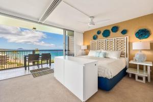 ein Schlafzimmer mit Bett und Blick auf das Meer in der Unterkunft Oceanfront Mana Kai 2 bedroom condo in Wailea