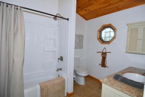 Ένα μπάνιο στο River Time Cabin - Riverfront, Hot Tub, Screen Porch, Fishing, Games, View, 3 King Beds +53 φωτογραφίες