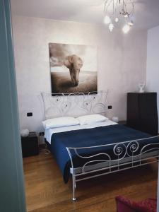 Un dormitorio con una cama con una foto de un elefante en BARI 68 - Comfort moderno & fascino antico, en Bari