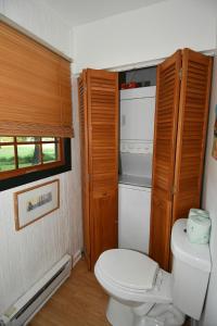 Ένα μπάνιο στο River Time Cabin - Riverfront, Hot Tub, Screen Porch, Fishing, Games, View, 3 King Beds