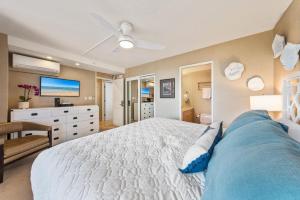Ein Bett oder Betten in einem Zimmer der Unterkunft Oceanfront Mana Kai 2 bedroom condo