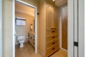 Ein Badezimmer in der Unterkunft Oceanfront Mana Kai 2 bedroom condo