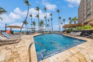 Der Swimmingpool an oder in der Nähe von Oceanfront Mana Kai 2 bedroom condo