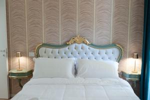 1 dormitorio con 1 cama blanca y 2 lámparas en Residenza Catullo - Apartments, en Verona