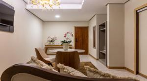 Hotel Dan Inn Uberlandia By Nacional Inn的电视和/或娱乐中心