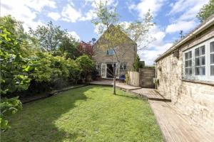 an image of a yard with a house at Charming 3-Bed Cottage near Chipping Norton in Chipping Norton