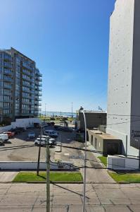 vistas a un aparcamiento con edificios y luz de la calle en Depa en Constitución en Mar del Plata