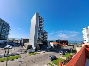 un edificio alto en una ciudad con un estacionamiento en Depa en Constitución en Mar del Plata