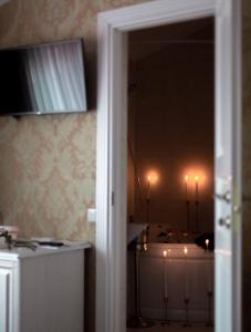 eine offene Tür zu einem Zimmer mit Badewanne in der Unterkunft Hotel Grand Aristocrate in Dubovtsy