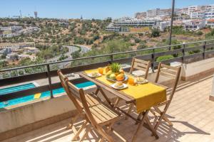 una mesa con fruta en el balcón con vistas en #037 Seaview with High Speed WiFi ,Shared Pool, en Albufeira