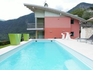 eine Villa mit einem Pool und einem Haus in der Unterkunft Villa Bellavista in Tenno