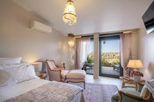 1 dormitorio con 1 cama y 1 habitación con balcón en Finca Aal Cachucho Hotel Rural, en San Agustín de Guadalix 37 fotos más