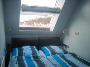 エッカーンフェルデにあるClara's Kajüte mit Strandkorbの小さなベッドルーム(ベッド1台、窓付)