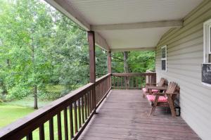 Een balkon of terras bij Davis Delight - Wonderful Country Home