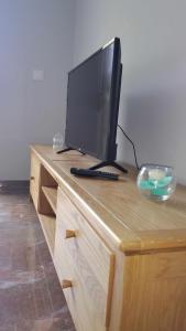 a computer monitor sitting on top of a wooden desk at SAUCES - PARKING GRATIS - CLIMATIZADO in Jaén