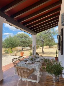 un tavolo e sedie su un patio con vista di El Cañuelo de Casa Román a El Castillo de las Guardas