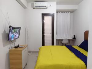 Postel nebo postele na pokoji v ubytování Transpark Cibubur By Arsakha Property Management