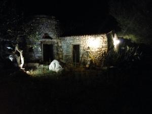 una vecchia casa in pietra di notte con luci sopra di IL GIARDINO DI TITA - Salento a Maglie