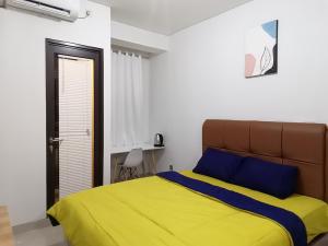 Postel nebo postele na pokoji v ubytování Transpark Cibubur By Arsakha Property Management