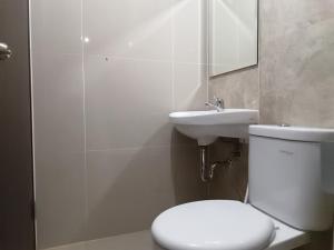 Koupelna v ubytování Transpark Cibubur By Arsakha Property Management