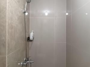 Koupelna v ubytování Transpark Cibubur By Arsakha Property Management