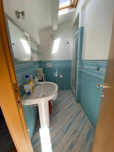 een badkamer met een wastafel en een spiegel bij Dolce Estate Cefalù in Cefalù