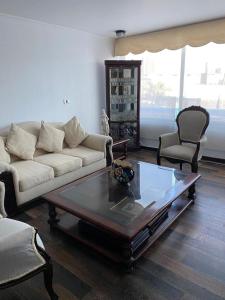 - un salon avec un canapé et une table basse dans l'établissement Departamento Playa Cavancha Arriendo mínimo tres noches, à Iquique