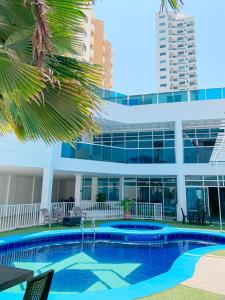 einem Pool vor einem Gebäude in der Unterkunft Hotel Abi Inn By GEH Suites in Cartagena de Indias