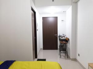 Postel nebo postele na pokoji v ubytování Transpark Cibubur By Arsakha Property Management