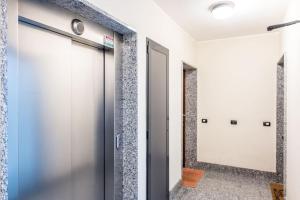 米蘭的住宿－Santa Giulia Connect，走廊上设有玻璃门和镜子