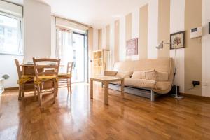 米蘭的住宿－Santa Giulia Connect，客厅配有沙发和桌子